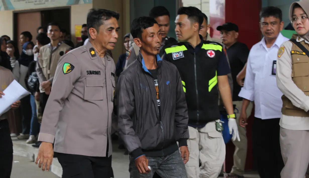 Dengan hasil ini, artinya, sudah 10 jenazah berhasil diidentifikasi dari total 22 korban tewas. Tampak dalam foto, pihak keluarga dan kerabat korban kebakaran Gedung Terra Drone didampingi petugas menuju ruang jenazah, di Rumah Sakit Bhayangkara R. Said Sukanto atau RS Polri Kramat Jati, Jakarta, Rabu (10/12/2025). (merdeka.com/magang/Rendi Saputra)