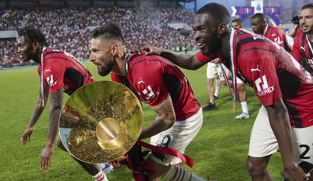 Pemain AC Milan Rafael Leao (kiri), Olivier Giroud (tengah), dan Fikayo Tomori merayakan kemenangan atas Sassuolo pada pertandingan sepak bola Liga Italia di Stadion Mapei Reggio Emilia, Italia, 22 Mei 2022. AC Milan juara Liga Italia usai mengalahkan Sassuolo dengan skor 3-0. (Spada/LaPresse via AP)