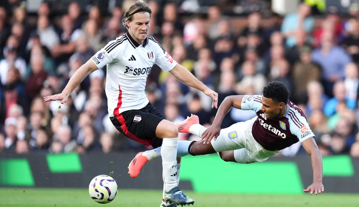 Pemain Fulham, Joachim Andersen, melakukan pelanggaran terhadap pemain Aston Villa, Ollie Watkins, yang menyebabkannya mendapat kartu merah pada laga pekan ke-8 Premier League 2024/2025 di Stadion Craven Cottage, Sabtu, (19/10/2024). (John Walton/PA via AP)