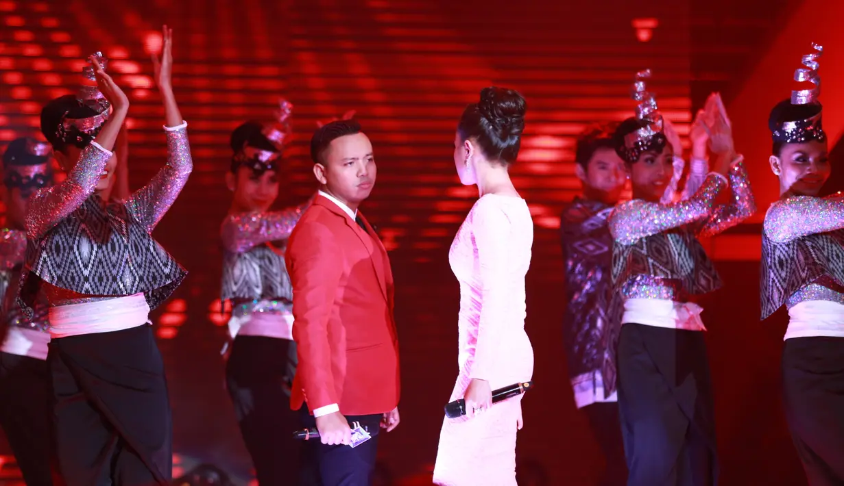 "Lagunya enggak gampang dinyanyikan, butuh vokal bagus nyanyiin ini, kolaborasi sama petikan bassnya Thomas jadi dapet banget rasanya. Bawaannya pengen dipeluk gitu," kata Iis Dhalia. (Adrian Putra/Bintang.com)