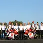 Andi Gilang (motor sebelah kiri) foto bersama kru tim Honda Team Asia. (Istimewa)