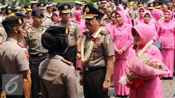 Kepala BIN Jendral Budi Gunawan bersama istrinya Susilawati Rahayu saat mengikuti tradisi penghantaran di Auditorium PTIK, Jakarta, Rabu (14/9). Posisi Budi Gunawan sebagai Wakapolri digantikan oleh Komjen Syafruddin. (Liputan6.com/Helmi Afandi)