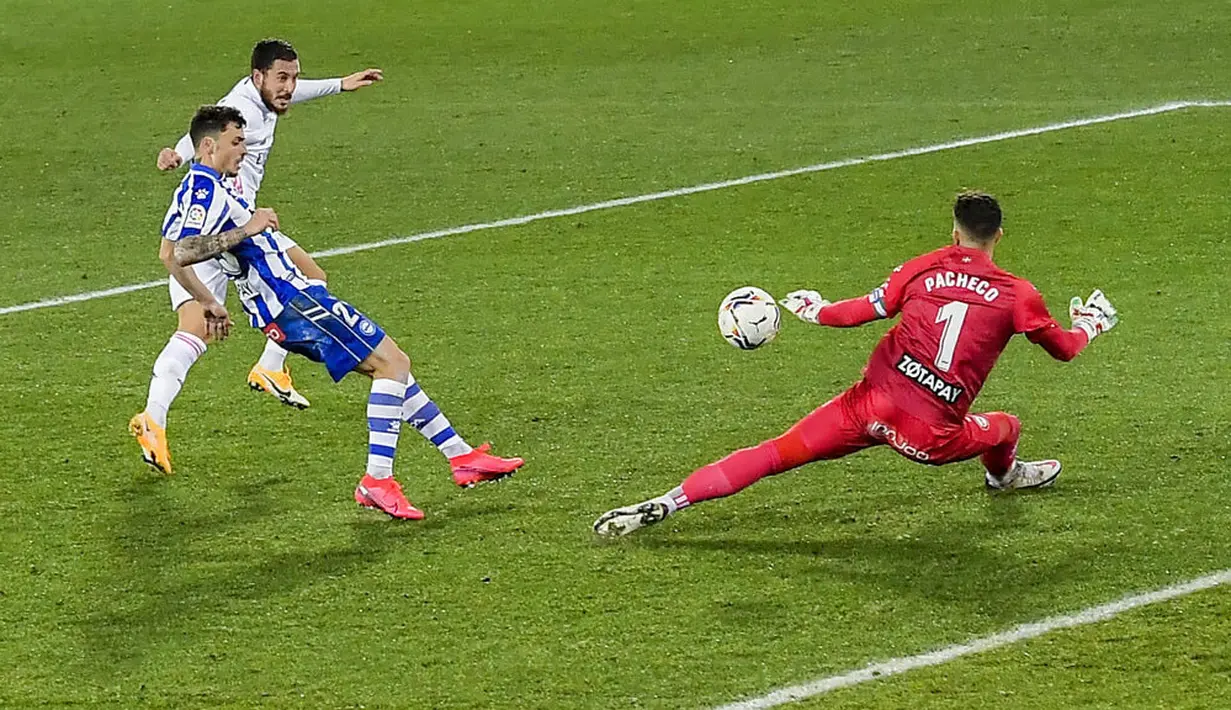 Penyerang Real Madrid, Eden Hazard, mencetak gol ke gawang Alaves pada laga Liga Spanyol di Stadion Mendizorroza, Sabtu (23/1/2021). Real Madrid menang dengan skor 4-1. (AP/Alvaro Barrientos)
