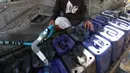 Pedagang mengisi jeriken dengan air bersih untuk segera didistribusikan kepada pelanggan di Kawasan Muara Angke, Jakarta, Kamis (28/5/2026). (Kapanlagi.com/Budy Santoso)