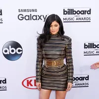 Kylie Jenner dikenal sering mengubah gaya rambut. Tampil di MTV VMA 2015 pada Minggu (30/8/2015) malam, dia menunjukka warna rambut dan gaya yang berbeda. (Bintang/EPA)