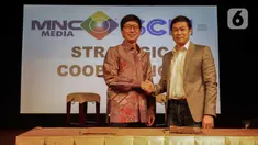 CEO PT Surya Citra Media Tbk Sutanto Hartono (kiri) bersalaman dengan Direktur Utama PT Media Nusantara Citra Tbk David Fernando Audy usai menandatangani MoU kerja sama di Jakarta, Kamis (12/12/2019). SCM dan MNC menjalin kerja sama untuk meningkatkan sektor bisnis. (Liputan6.com/Faizal Fanani)