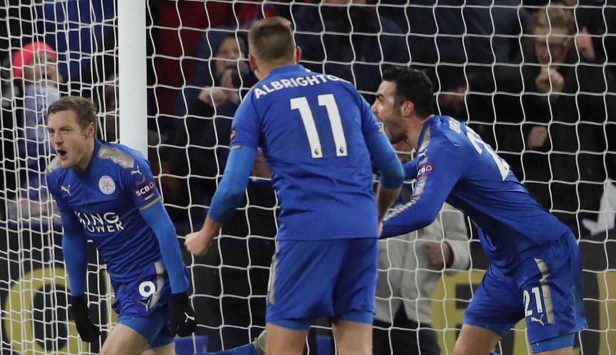 Striker Leicester City, Jamie Vardy, melakukan selebrasi usai mencetak gol ke gawang Chelsea pada laga perempat final Piala FA di Stadion King Power, Minggu (18/3/2018). Leicester City takluk 1-2 dari Chelsea. (AP/Frank Augstein)
