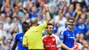Pemain Arsenal, Santi Cazorla mendapat kartu merah saat laga Arsenal vs Chelsea di Stamford Bridge, Sabtu (19/9/2015). Chelsea keluar sebagai pemenang dengan skor 2-0. (Reuters/ Dylan Martinez)