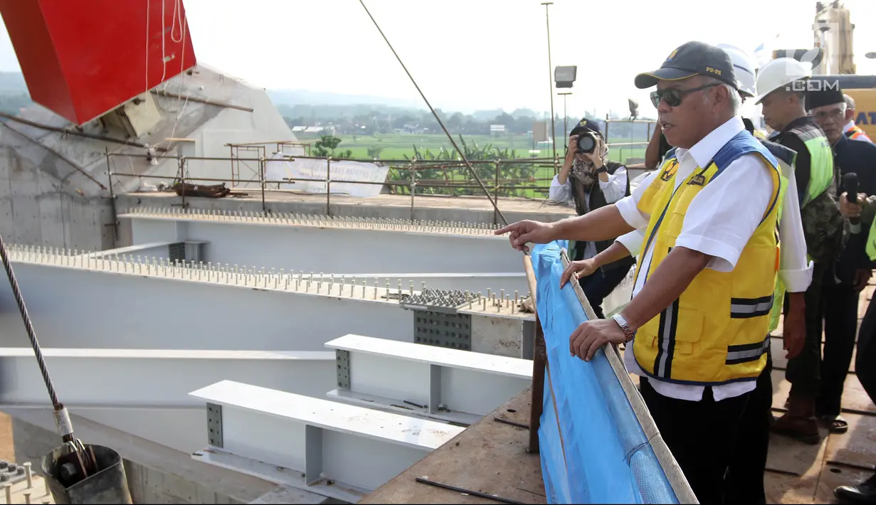 Menteri PUPR Basuki Hadimuljono memantau pengerjaan Jembatan Kali Kuto di Batang, Jateng, Rabu (13/6). Menurut Hadi, pengoperasian sementara Kembatan Kali Kuto untuk mengurai kepadatan kendaraan pemudik. (Liputan6.com/Arya Manggala)