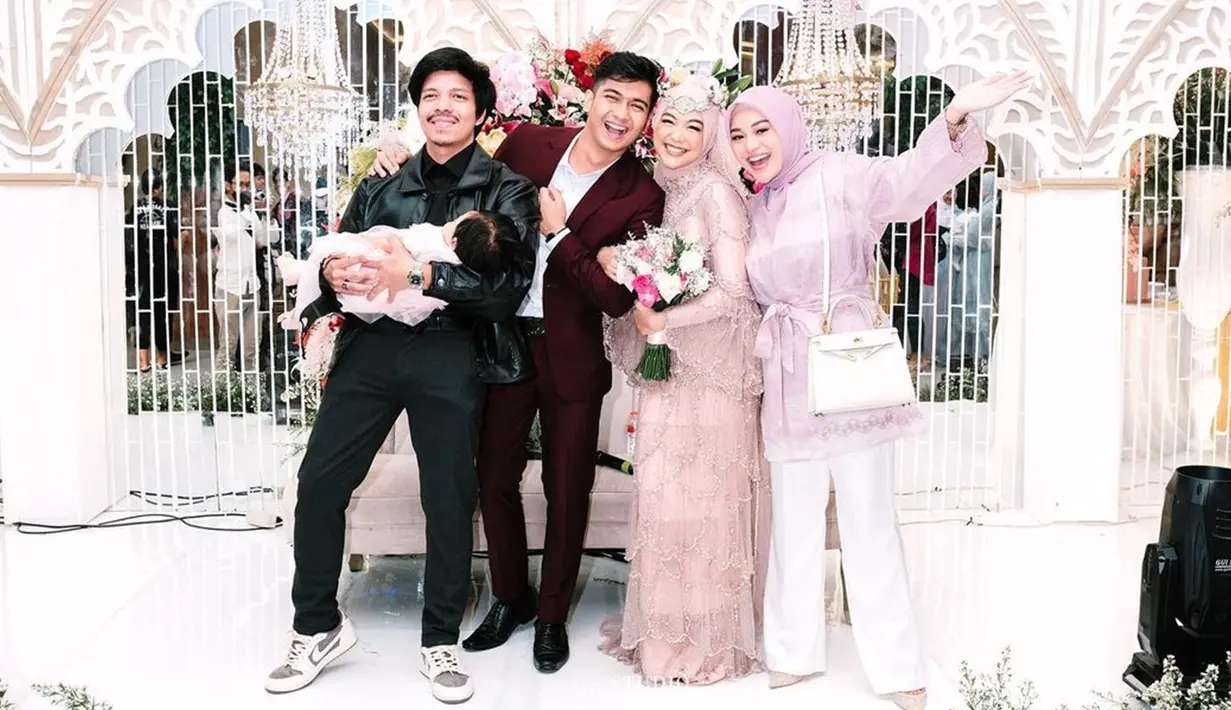 Kehadiran sahabat juga menambah kemeriahan acara. Salah satunya Aurel Hermansyah dan Atta Halilintar. Pasangan muda itu juga mengajak baby Ameena yang ternyata terlelap tidur saat sesi foto. Sama-sama menjalani bahtera rumah tangga selama satu tahun, mereka pun tampak begitu akrab. (Liputan6.com/IG/@serunniwedding)