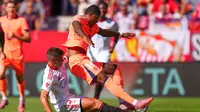 Cesar Azpilicueta berduel memperebutkan bola dengan Marcus Rashford dalam laga La Liga antara Sevilla dan Barcelona di Ramon Sanchez Pizjuan, 5 Oktober 2025. (AP Photo/Jose Breton)