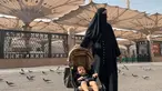 Paula Verhoeven berfoto bersama anak bungsunya saat berada di Masjid Nabawi, Madinah. (Foto: Instagram/ paula_verhoeven)