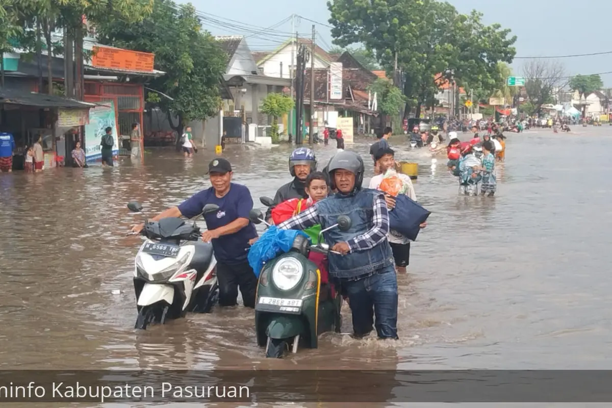 Jalur pantura Pasuruan-Surabaya, tepatnya Jalan Raya Tambakrejo Pasuruan, lumpuh total tidak bisa dilalui kendaraan akibat banjir. (Istimewa)
