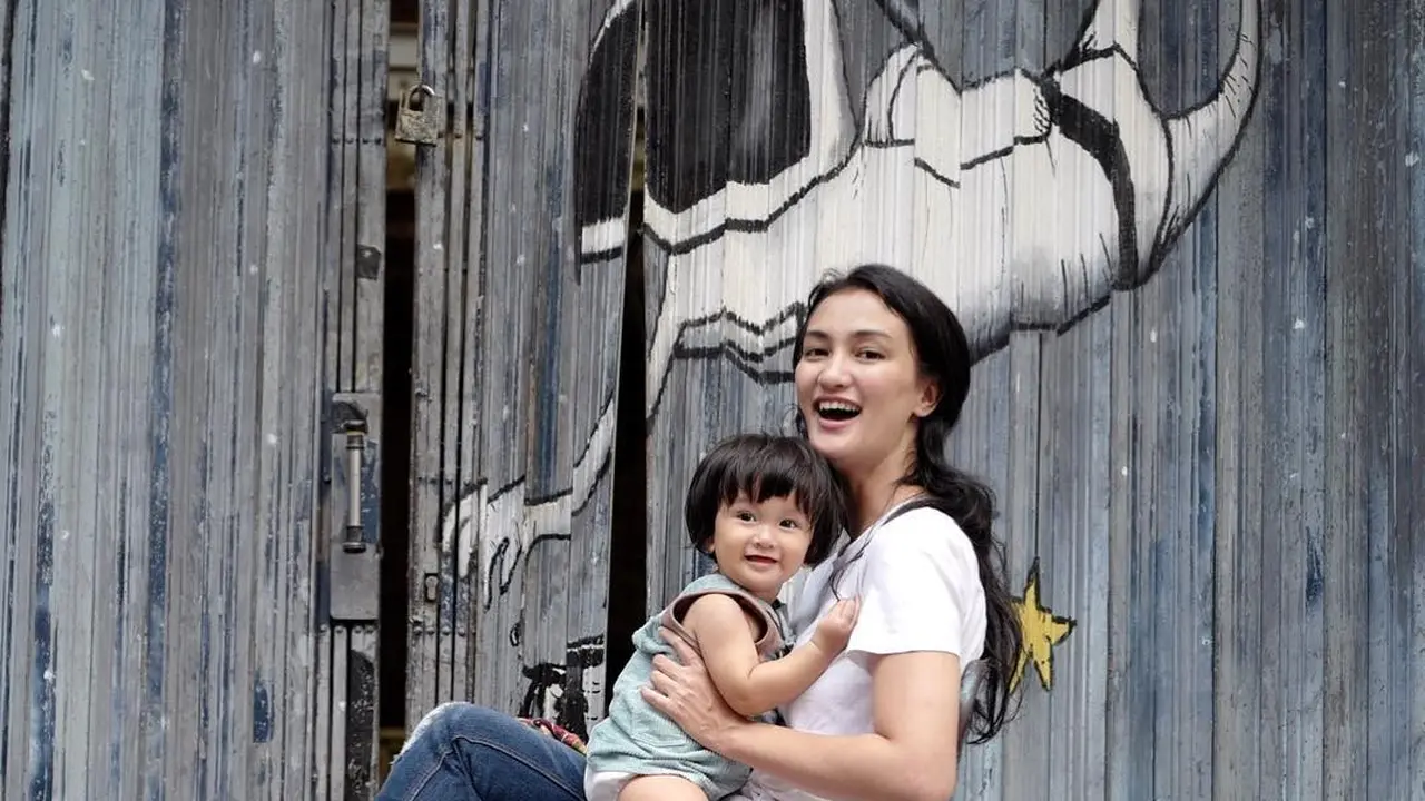 [Bintang] Atiqah Hasiholan
