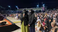 Dua warga di Kecamatan Kota Bangun yang mendapatkan umrah gratis dari Wakil Bupati Kukar, Rendi Solihin. (Foto: Istimewa)