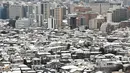 Pemandangan umum ini menunjukkan atap-atap yang tertutup salju di sebuah lingkungan di pusat kota Tokyo pada tanggal 6 Februari 2024, setelah ibu kota Jepang ini diguyur salju pada malam sebelumnya. Hujan salju ini mengganggu sejumlah perjalanan transportasi umum. (Richard A. Brooks/AFP)