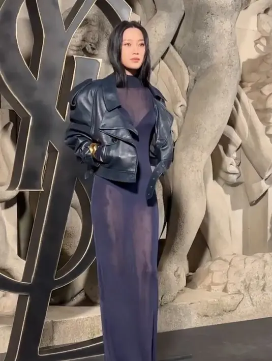 Gaya Moon Ga Young saat hadir di acara Paris Fashion Week 2023. Ia diundang dalam peragaan busana YSL Women's Winter 23 karta Anthony Vaccarello yang digelar pada Selasa (28/2). (Instagram/m_kayoung)
