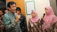 Wakil Gubernur DKI Djarot Saiful Hidayat saat berkeliling seusai acara peresmian 15 Rumah Sakit Umum (RSU) tipe D di RSU Kecamatan Pesanggrahan, Jakarta, Kamis (2/4/2015). (Liputan6.com/Helmi Afandi)