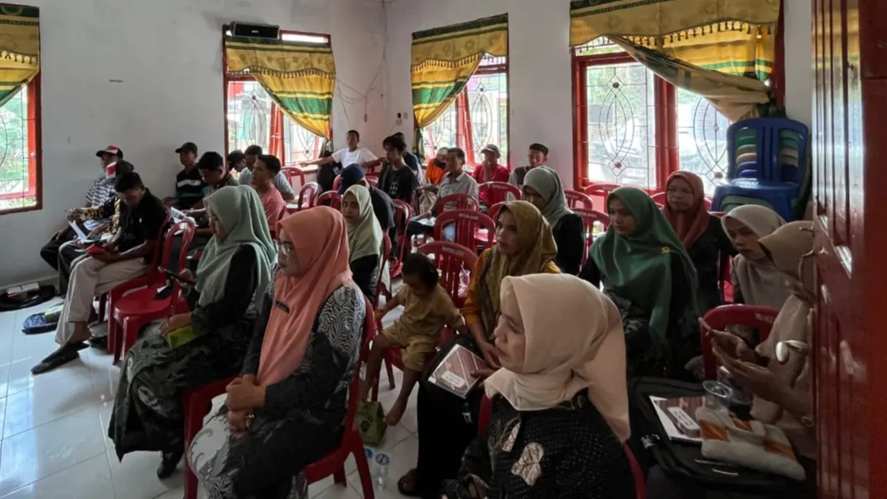 Masyarakat Rokan Hulu yang mengikuti sosialisasi bahaya narkoba dari kepolisian.
