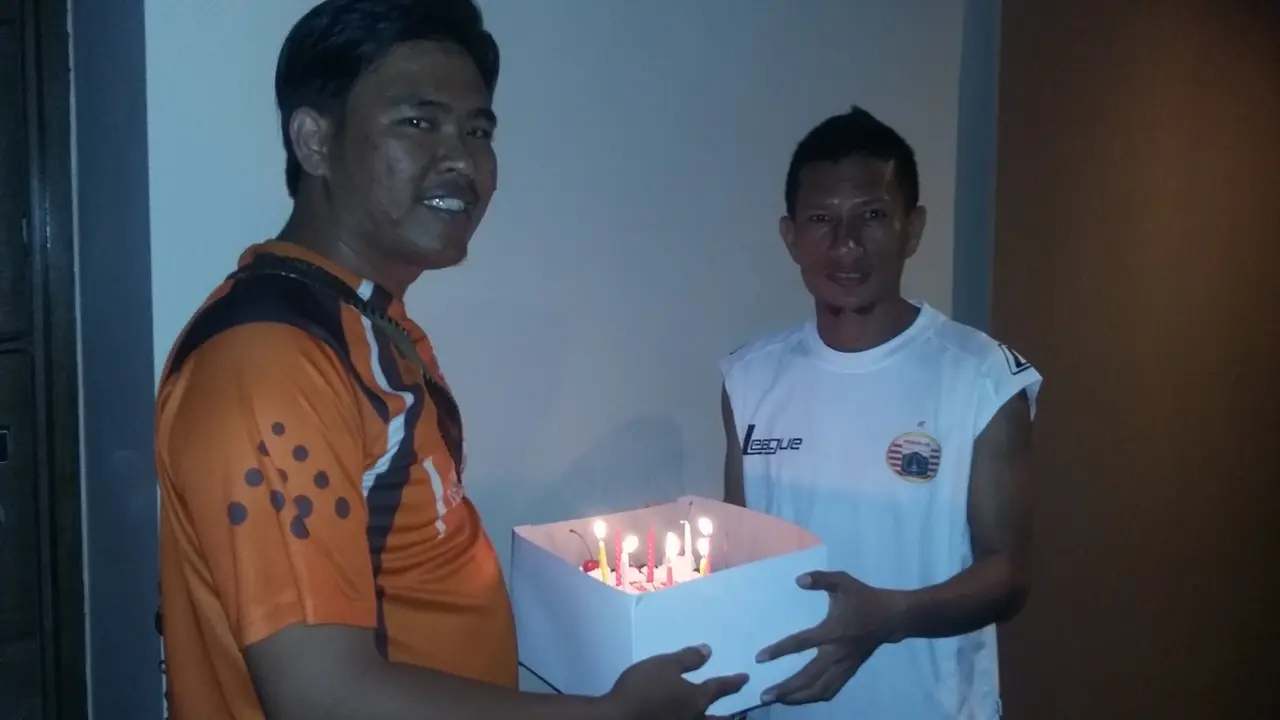 Ismed Sofyan dapat kue ulang tahun