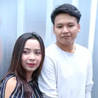 Ilham Smash dan Istri (Adrian Putra/bintang.com)