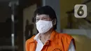 Eks Kepala Dinas Pengelolaan Keuangan dan Aset Daerah Kota Bandung Herry Nurhayat usai menjalani pemeriksaan di Gedung KPK, Jakarta, Kamis (23/4/2020). Herry diperiksa sebagai tersangka untuk melengkapi berkas kasus dugaan korupsi pengadaan RTH di Pemkot Bandung pada 2012. (merdeka.com/Dwi Narwoko)