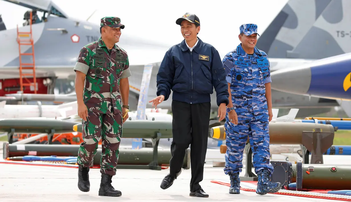 Presiden Jokowi berbincang dengan Panglima TNI Jenderal Gatot Nurmantyo dan Kasau Marsekal TNI Agus Supriatna di Natuna, Kepulauan Riau, Kamis (6/10). Latihan Tempur ini digelar untuk menunjukkan kedaulatan Indonesia. (REUTERS/Beawiharta)