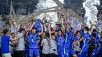Sejumlah pemain dan ofisial Arema FC merayakan gelar juara Piala Presiden 2024 setelah mengalahkan Borneo FC melalui babak adu penalti 5-4 (1-1) pada laga final yang berlangsung di Stadion Manahan, Solo, Minggu (04/05/2024). Singo Edan menjadi tim tersukses menjuarai Piala Presiden dengan mengoleksi 4 trofi. (Bola.com/Bagaskara Lazuardi)