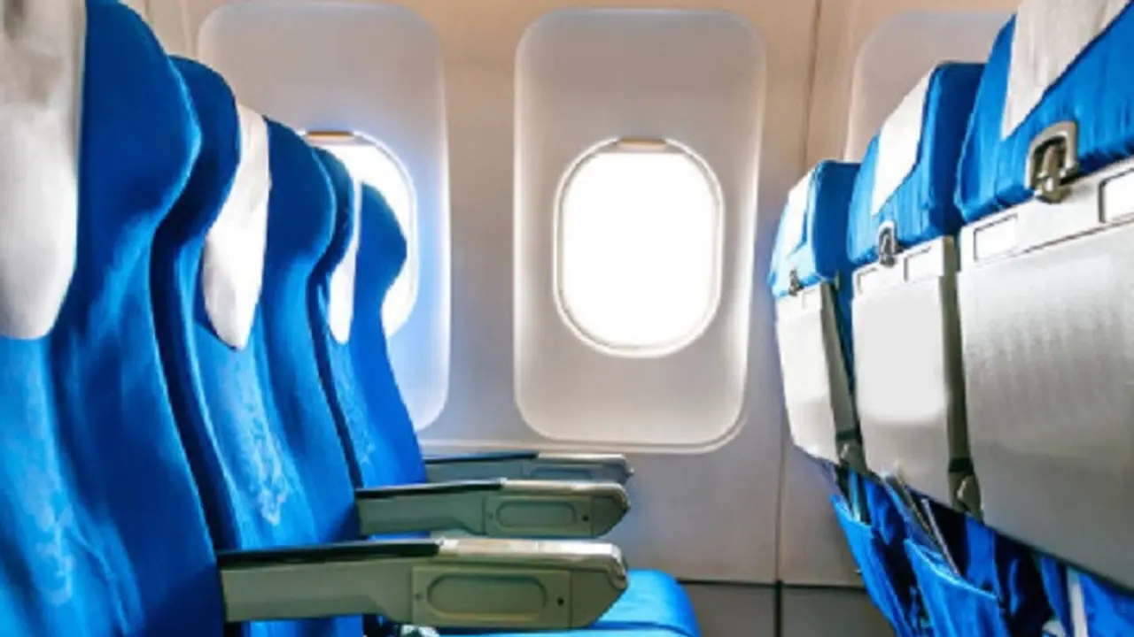 Kursi biru dalam pesawat (iStock)