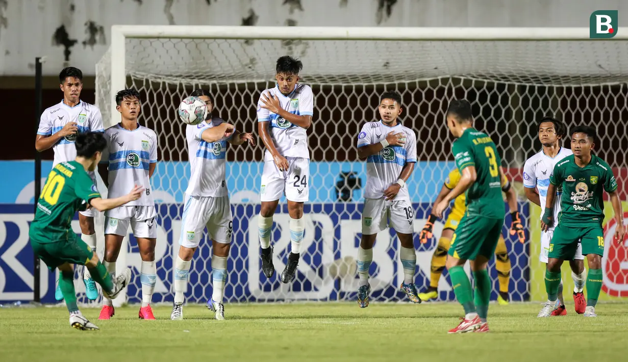 Pemain Persebaya Surabaya, Taisei Marukawa (kiri) melepaskan tendangan bebas ke gawang Persela Lamongan dalam laga pekan ke-8 BRI Liga 1 2021/2022 di Stadion Maguwoharjo, Sleman, Kamis (21/10/2021). (Bola.com/Bagaskara Lazuardi)