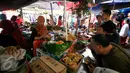 Sejumlah pengunjung menikmati sajian menu bakmi pecel khas  Pasar Beringharjo, Yogyakarta, Selasa (9/2). Salah satu sarapan tradisional yang banyak dijajakan di sekitar pasar Jalan Malioboro ini tak pernah sepi pengunjung. (Foto: Boy Harjanto)