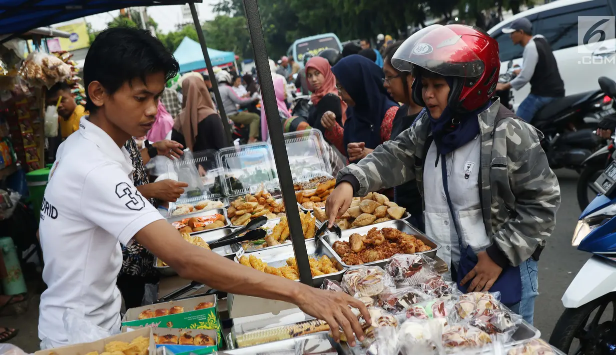 Warga memilih jajanan untuk berbuka puasa di sekitar Jalan Panjang Kelapa Dua, Jakarta, Selasa (7/5/2019). Beragam menu jajanan dijajakan pedagang musiman selama Ramadan. (Liputan6.com/Helmi Fithriansyah)