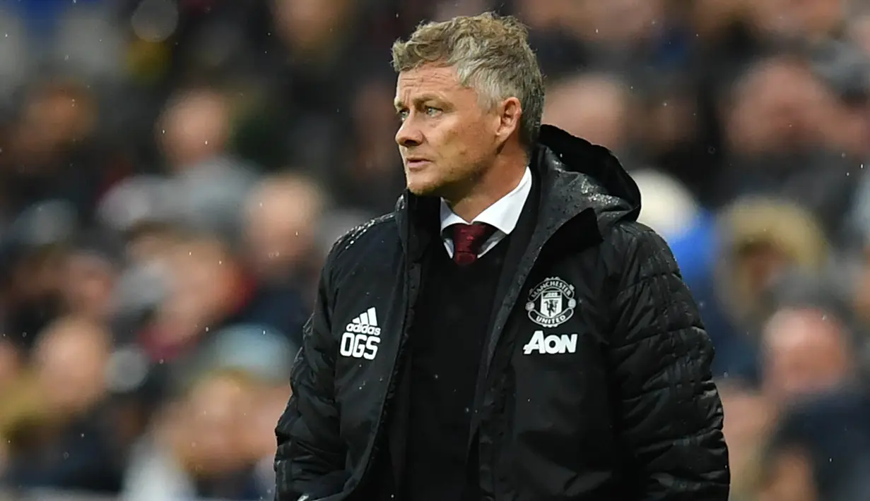 Pelatih Manchester United, Ole Gunnar Solskjaer, tampak kecewa usai dikalahkan Newcastle pada laga Premier League di Stadion St James Park, Newcastle, Minggu (6/10). Newcastle menang 1-0 atas MU. (AFP/Paul Ellis)