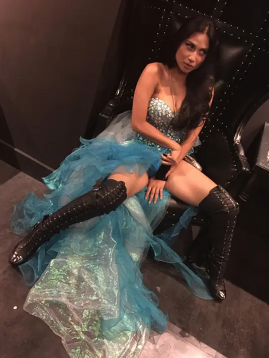 Aksi bintang film The Blackout Experiment  itu membuat kontroversi di kalangan warganet. Komentar-komentar nakal dan kritik juga membanjiri laman komentarnya.  (Instagram/uliauliani10)