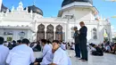 Bencana ini menyebabkan ratusan korban jiwa, kerusakan infrastruktur, fasilitas umum, dan lahan pertanian, serta melumpuhkan akses, logistik, dan kehidupan jutaan warga. Tampak dalam foto, orang-orang berkumpul untuk berdoa bagi kerabat mereka yang kehilangan nyawa peristiwa gempa dan tsunami Aceh pada 2004 lalu di sebuah kuburan massal di masjid besar Baiturrahman, Banda Aceh pada 26 Desember 2025. (CHAIDEER MAHYUDDIN/AFP)