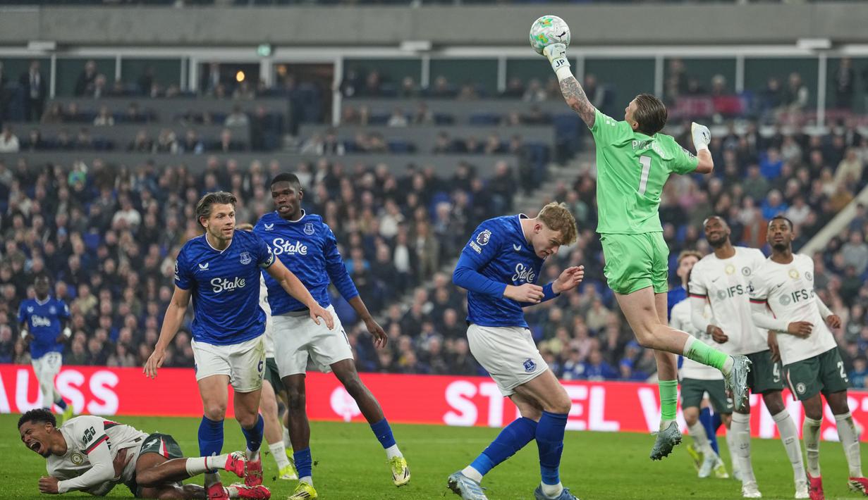 Kiper Everton, Jordan Pickford, berusaha menghalau bola saat melawan Chelsea pada lanjutan Liga Inggris di Hill Dickinson Stadium, Minggu (22/3/2026). (AP Photo/Jon Super)