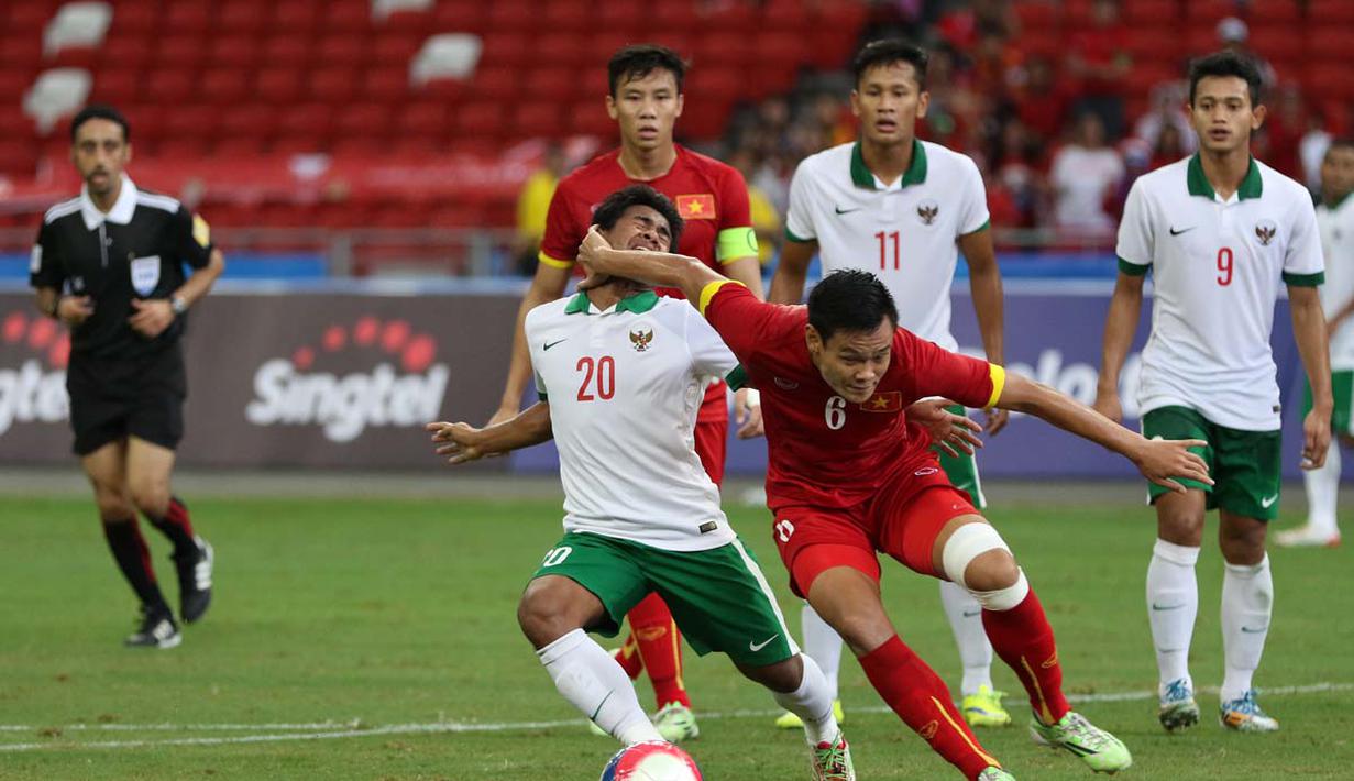 Usaha Ilham Udin Armiyn juga belum bisa menembus pertahanan Vietnam U-23. (Bola.com/Arief Bagus)