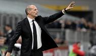 Pelatih AC Milan, Massimiliano Allegri, memberikan instruksi kepada para pemainnya selama pertandingan Serie A Italia antara AC Milan dan AS Roma di Stadion San Siro, Milan, pada 2 November 2025. (Isabella BONOTTO / AFP)
