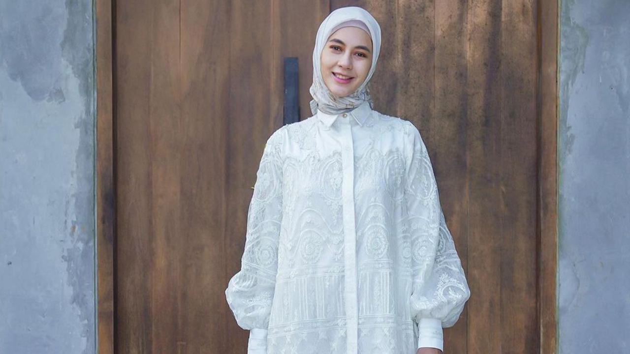 Inspirasi Gaya Hijab Paula Verhoeven, Tetap Stylish