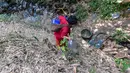 Penyandang tunanetra, Sujanah, berjalan menuju mata air Sumur Bendung di kawasan Gunung Batur, Kota Cilegon, Banten, Minggu (19/07/2026). (KLY/Arie Basuki)