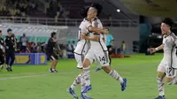 Selebrasi pemain Timnas Jepang U-17, Gaku Nawata (tengah) setelah mencetak gol ke gawang Spanyol U-17 dalam pertandingan babak 16 Besar Piala Dunia U-17 di Stadion Manahan, Solo, Senin (20/11/2023). (Bola.com/Arief Bagus)