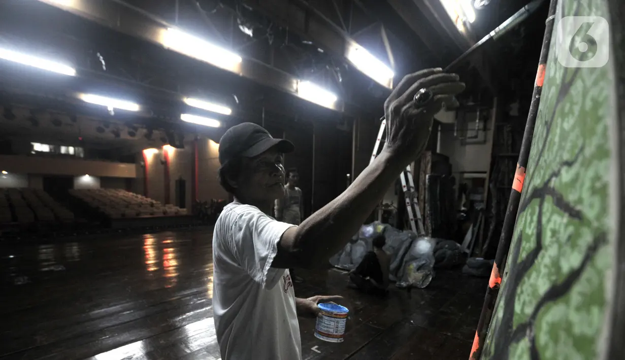 Sarjudi (65) membuat gunungan wayang saat dekorasi panggung di Gedung Pertunjukan Wayang Orang Bharata Purwa, Jakarta, Kamis (7/11/2019). Sarjudi bersama Hano, Joko, dan Pono merupakan seniman penting di balik suksesnya ratusan pertunjukan wayang orang di Gedung Bharata. (merdeka.com/Iqbal Nugroho)