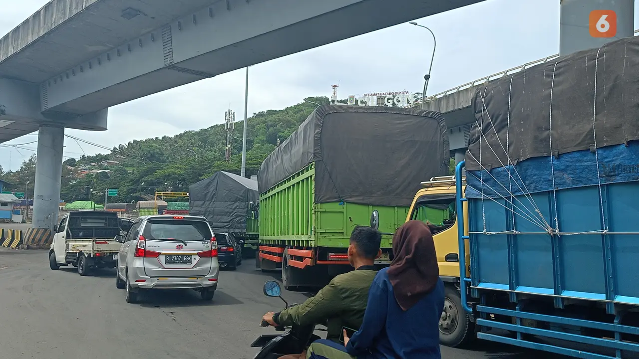Kemacetan Panjang Diluar Pelabuhan Merak. (Sabtu, 09/03/2024). (Yandhi Deslatama/Liputan6.com).