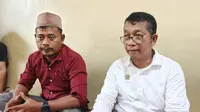 Korban aksi koboi oknum pegawai Pengadilan Depok, Rastono (baju merah) saat mendatangi Sekretariat IJTI-Pokja Wartawan Kota Depok, Pancoran Mas, Depok. (Liputan6.com/Dicky Agung Prihanto)