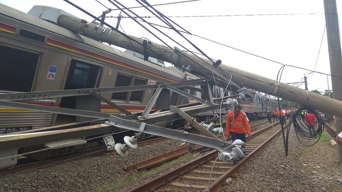 Kereta rel listrik (KRL) mengalami anjlok dan menabrak tiang listrik saat melintasi antara stasiun Cilebut dan Stasiun Bogor. (Liputan6.com/Achmad Sudarno)