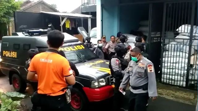 Penggeledahan toko milik terduga teroris Banyumas, Sidik, di Karangpucung, Purwokerto Selatan. (Foto: Liputan6.com/Muhamad Ridlo)