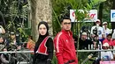 Dalam sebuah video yang diunggah di akun Instagram pribadinya, Inara terlihat pertama kali menyentuhkan tangannya ke tangan pelatih, pria yang berdiri di antara dirinya dan Ricky Harun. Tak lama, Ricky juga mengulurkan tangannya, tetapi hanya menyentuh bagian lengan sang pelatih, seolah-olah menghindari kontak langsung dengan Inara. Sikap Ricky ini dinilai sebagai upaya menjaga jarak karena mereka merupakan lawan jenis. (Liputan6.com/IG/@mommy_starla)