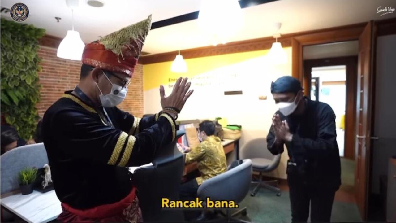Sandiaga Uno Beri Pakaian Adat Khas Sumbar untuk Pegawai Kemenparekraf yang Tak Bisa Mudik
