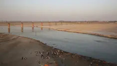 Sejumlah orang berdiri di tepi Sungai Gangga di Allahabad, India, Selasa (21/3). Pengadilan di India utara memberikan hak hukum yang sama sebagai manusia untuk dua sungai yang disucikan umat Hindu, yakni Gangga dan Yamuna. (AP Photo/Rajesh Kumar Singh)