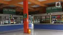 Suasana ruang tunggu keberangkatan Terminal Kampung Rambutan, Jakarta, Sabtu (25/4/2020). Untuk mencegah dan memutus mata rantai penularan virus Covid-19, pemerintah resmi melarang aktivitas mudik pada Jumat (24/4) lalu. (Liputan6.com/Helmi Fithriansyah)